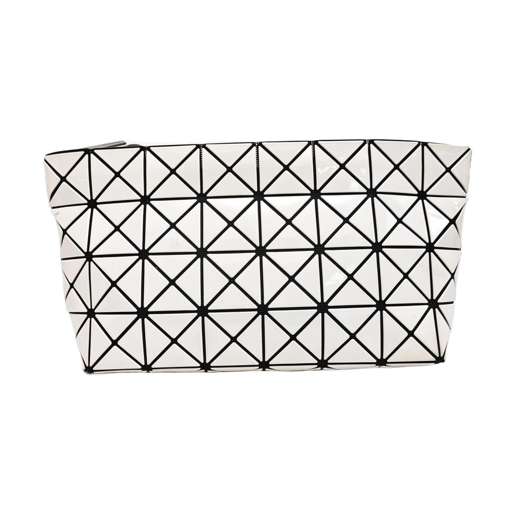 [Pre-Owned] White Special Material Clutch - Very Good #Q6NO4V ONE SIZE