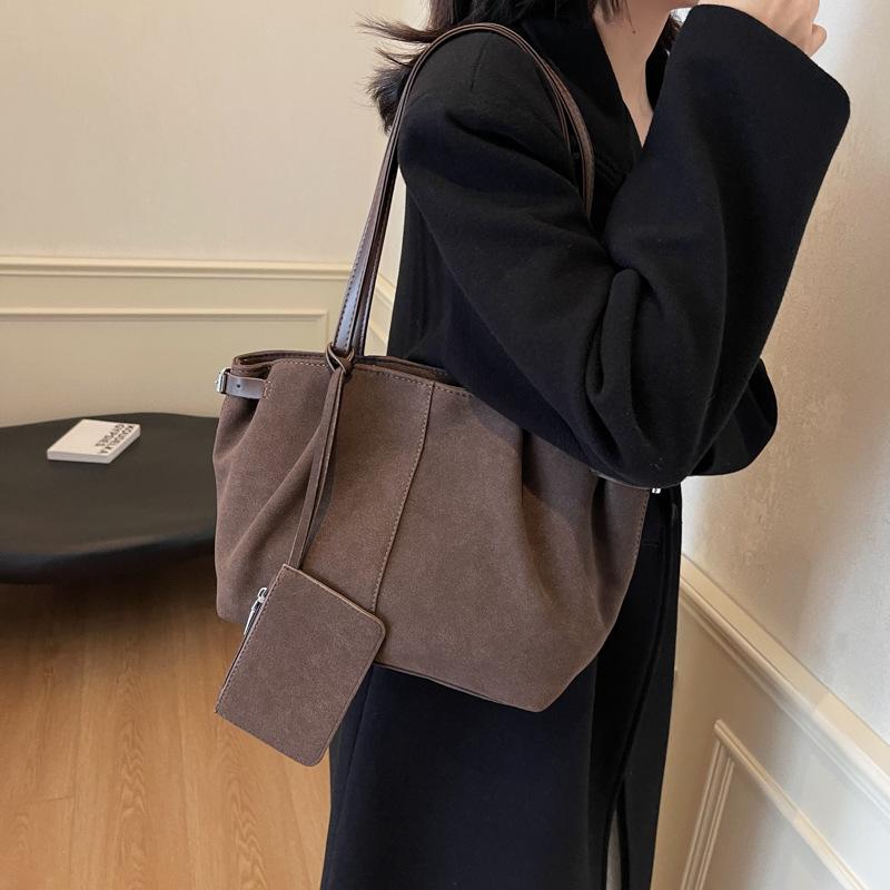 

2025 новый модный тренд сумка нишевая сумка большая вместимость сумка-тоут портативная сумка через плечо 36*12*21 темно-коричневого