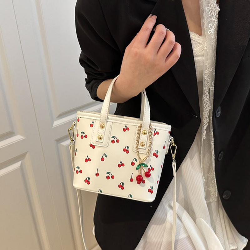 

Женская полиуретановая сумка через плечо с вишней, большая вместимость, модная сумка для поездок на работу, с подвеской в виде вишни, стильная сумка кроссбоди, эстетичная сумочка KTY 17x9x15cm белый