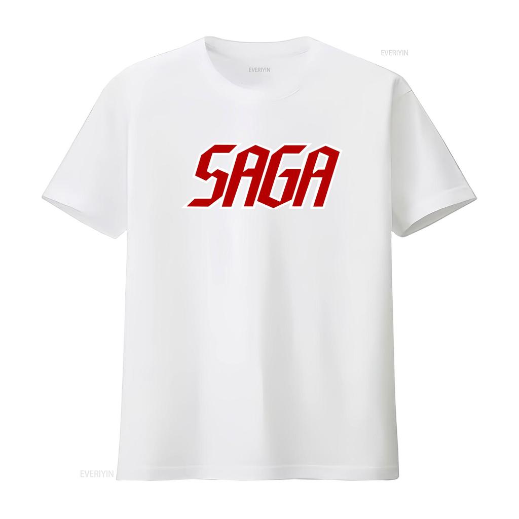 Saga Band Logo Schwarzes T-Shirt Alle Größen Verfügbar Kräftiges Rot-Weißes Design für Musikfans Bequemes Baumwollgewebe Perfekt