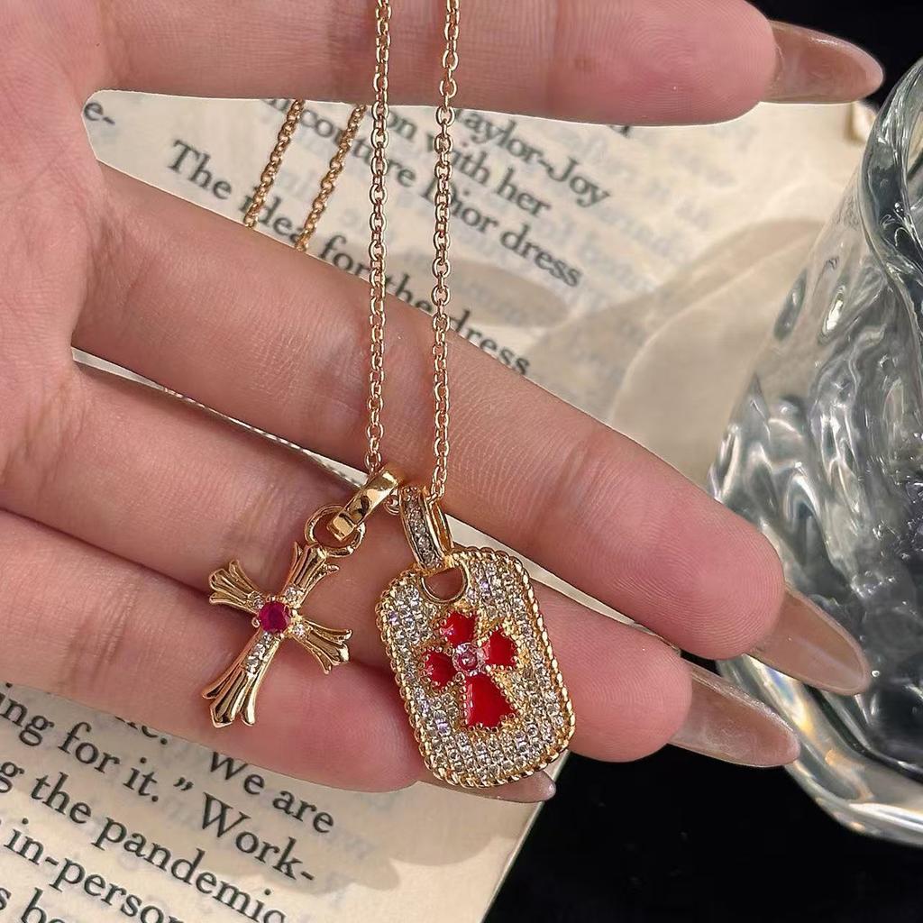 Chloe The Design Is Full of Diamond Crosses, Hang Tags, Necklaces, Trendy Cool Stars, and Classic Hip-hop Sweater Chains of the Same Style.