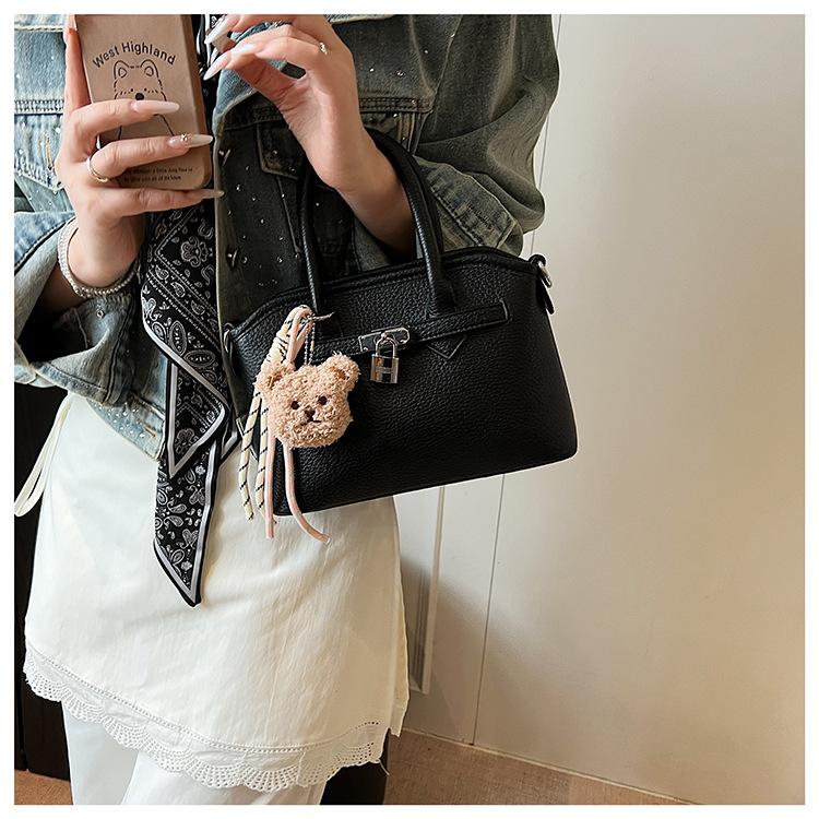 

Корейская версия однотонной простой портативной сумки-ракушки женская 2025 весна новая модная нишевая наплечная сумка-мессенджер высокой ценности чёрный