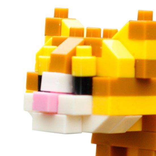 Pruhovaná kočka s nanoblokem