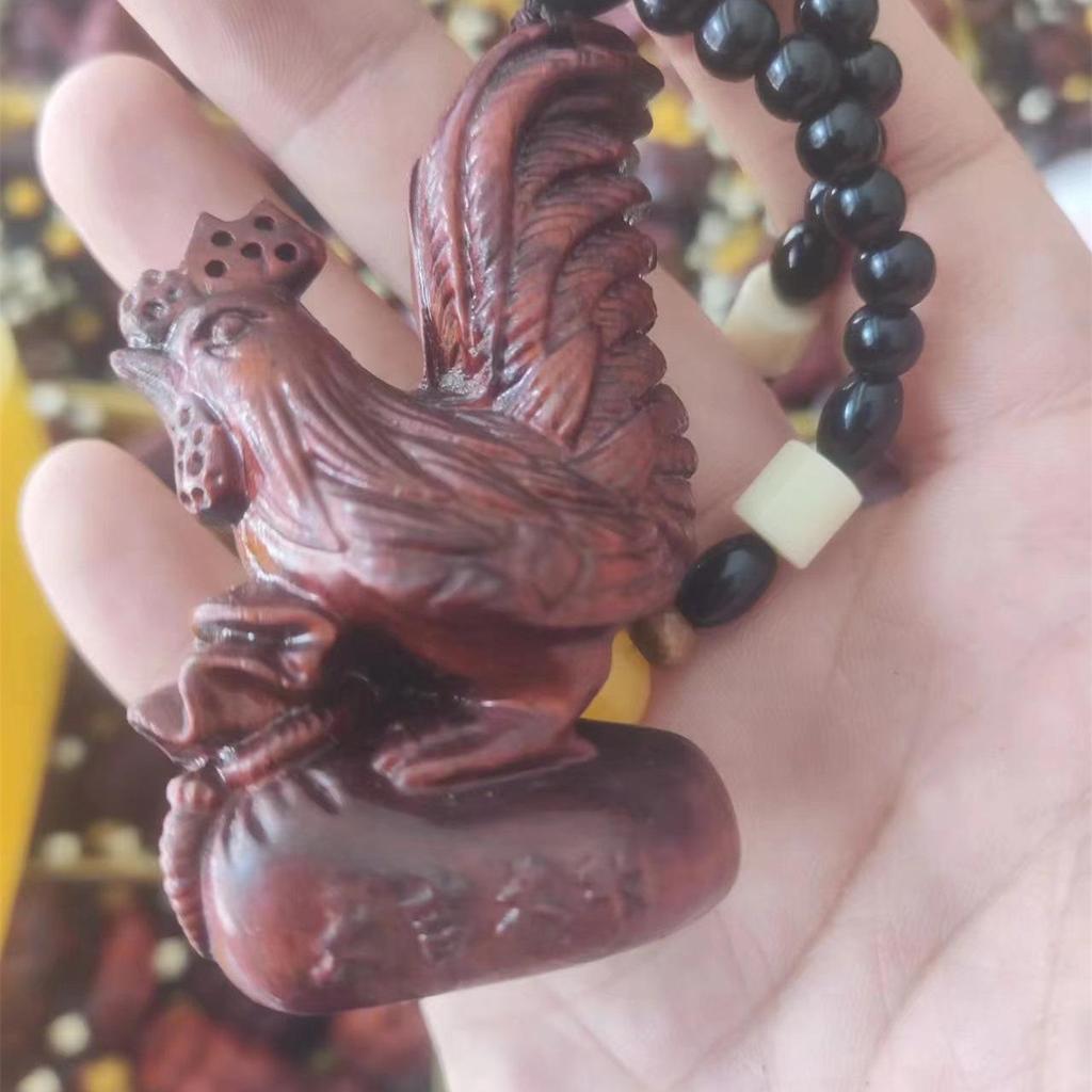 Colgante de Talla en Madera Pixiu de Palosanto - Artesanía Ornamental Más Vendida
