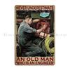 Mürrisch Unterschätze Niemals Einen Alten Mann Mit Mechanikerfähigkeiten Mechaniker Öl Spritzer Ist Mann Glitzer Metallschild Blechschild Poster