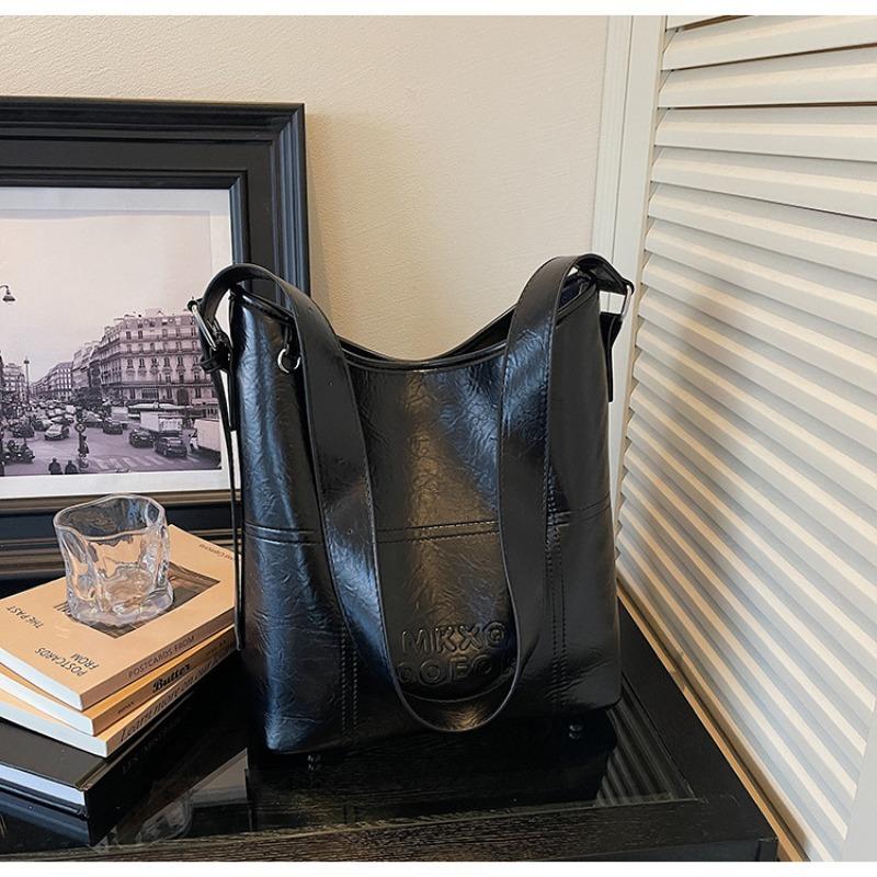 

Retro Large Capacity Underarm Bag, Stylish Letter-shaped Bucket Bag, Single Shoulder Commuter Crossbody Bag without pendant чорний