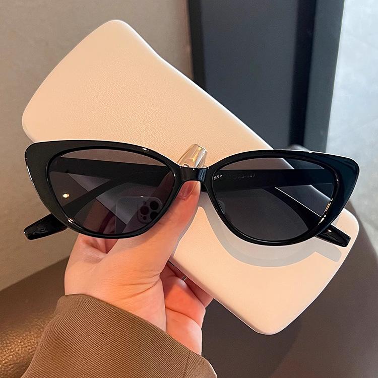 Fashion Cat-Eye Sun Glasses Ladies Luxurious Classic Vintage Sun Glasses for Ladies Shades UV400 Trendy On-the-Go Sunglass