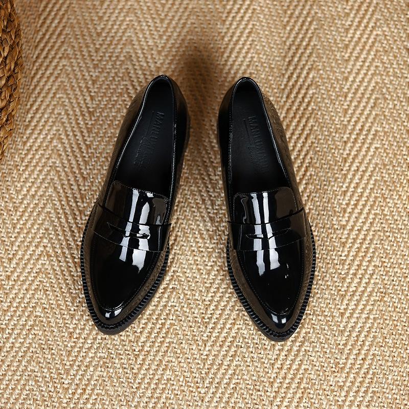 

Маленькие кожаные туфли женские осень и зима новые с внутренней высотой на меху остроносые одинарные туфли черные для работы 32