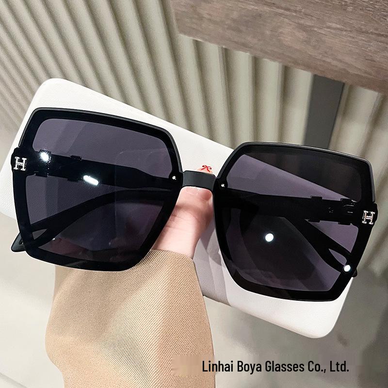 

Новые женские модные солнцезащитные очки H 2024 - Солнцезащитные и защищающие от яркого света очки Little Pony белый