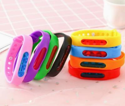 Silikon Mückenschutz Armbänder mit Pflanzen- ätherischen Ölen Verstellbare Größe Langlebige Outdoor-Armbänder Set aus 5 Stück für Erwachsene und Kinder