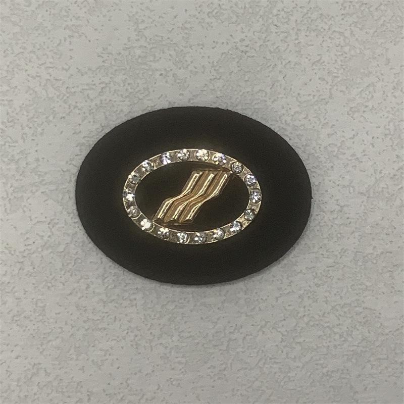 Bekleidungszubehör aus Leder mit Markenlogo und Legierung