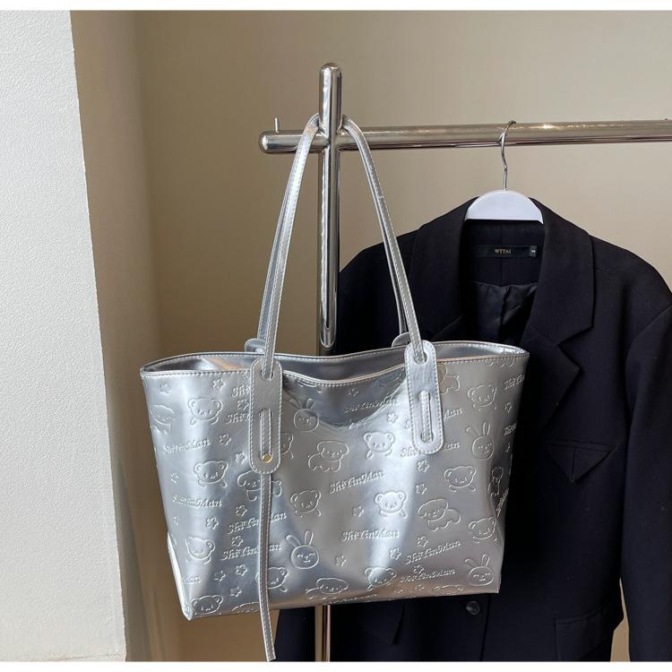 

Niche embossed cute shoulder bag 2025 new spring and summer large-capacity commuting versatile underarm bag women серебряный