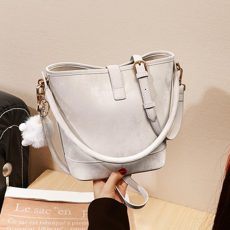 Bucket bag New summer women's bag Versatile fashion messenger bag Large capacity portable shoulder commuter bag