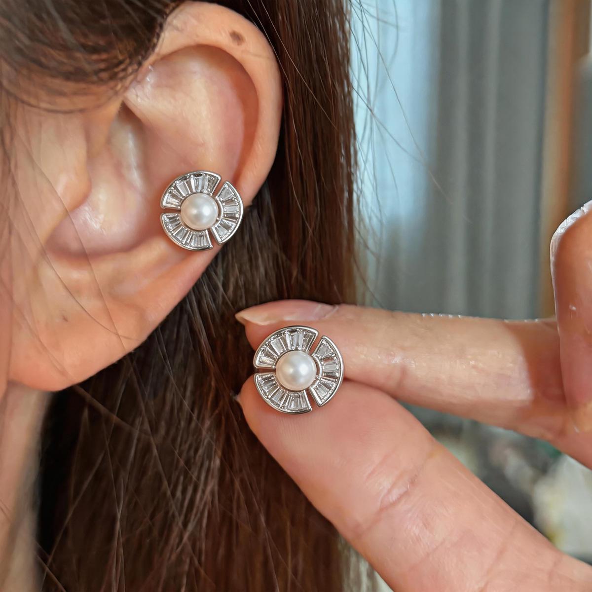 Elegant Zirconia Flower Pearl Ear Clips for Unpierced Ears - Shiny, Luxurious Feel
