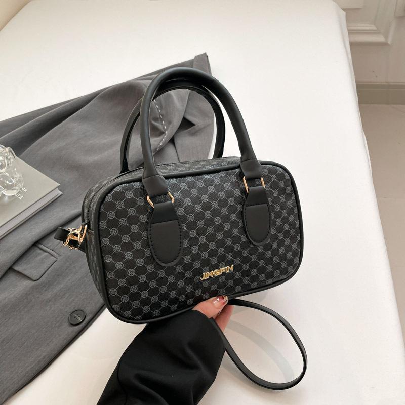 Stylish and Simple Niche Design Handbag 2025 Winter New Casual Shoulder Bag Personalized Messenger Women's Bag