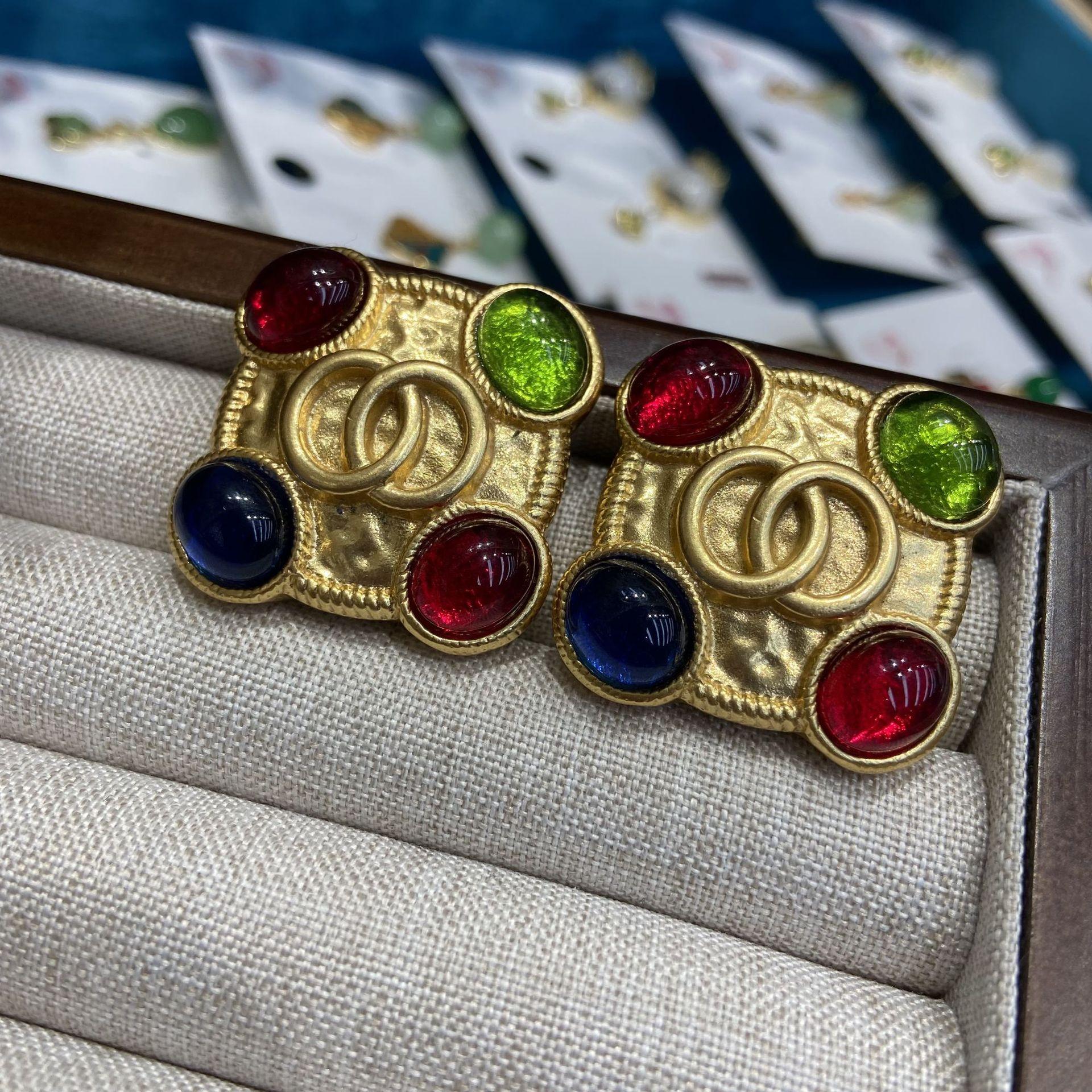 

Серьги-гвоздики Xiaoxiangfeng с двойной цветной глазурью в форме буквы C, универсальные модные серьги в стиле ретро