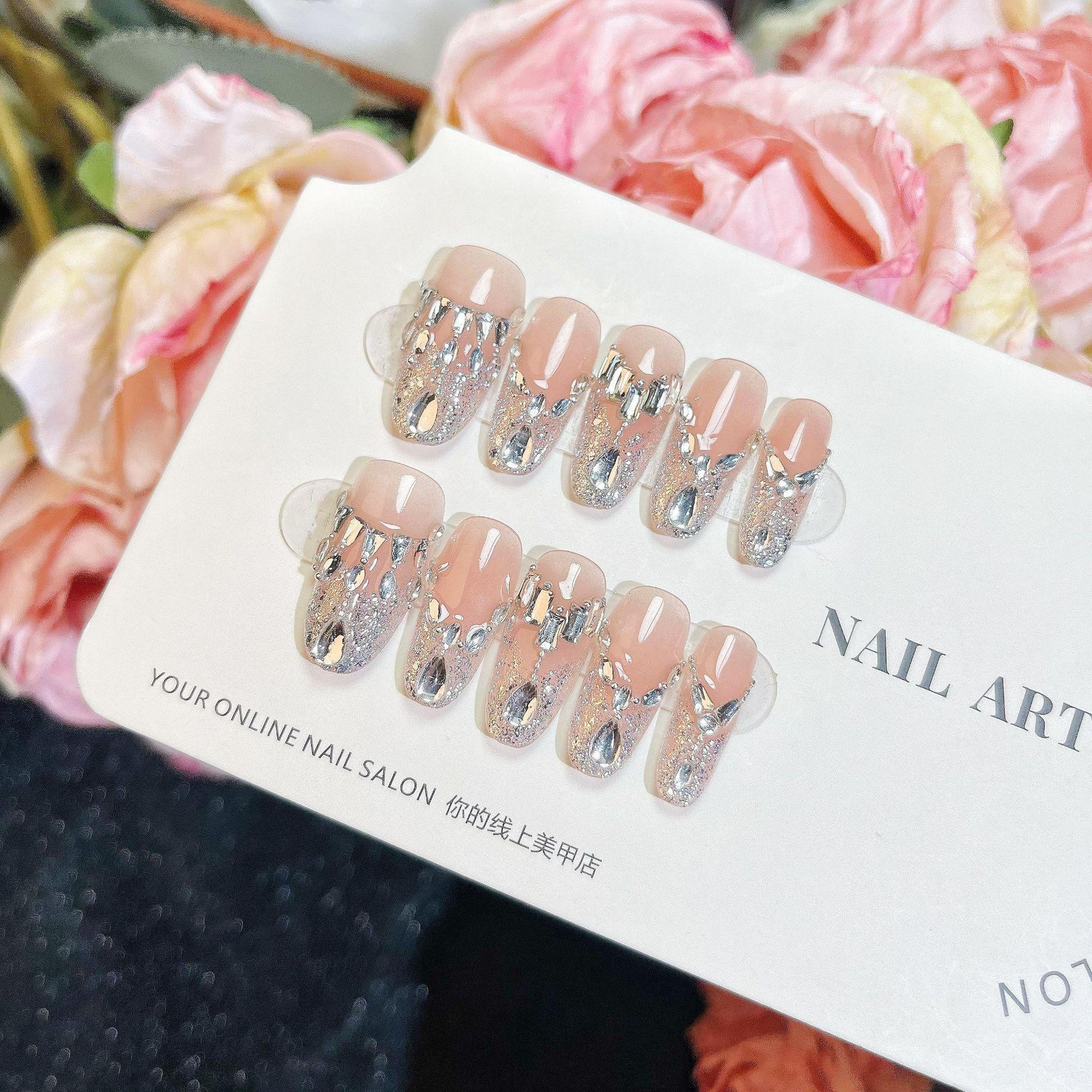 

Корона Богини: Изысканный маникюр с бриллиантами ручной работы Small