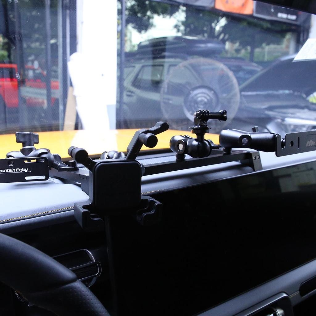 BJ40 Mobile Phone Holder: Compatible with 2018-2025 Models, Center Console Integrated Bracket.
