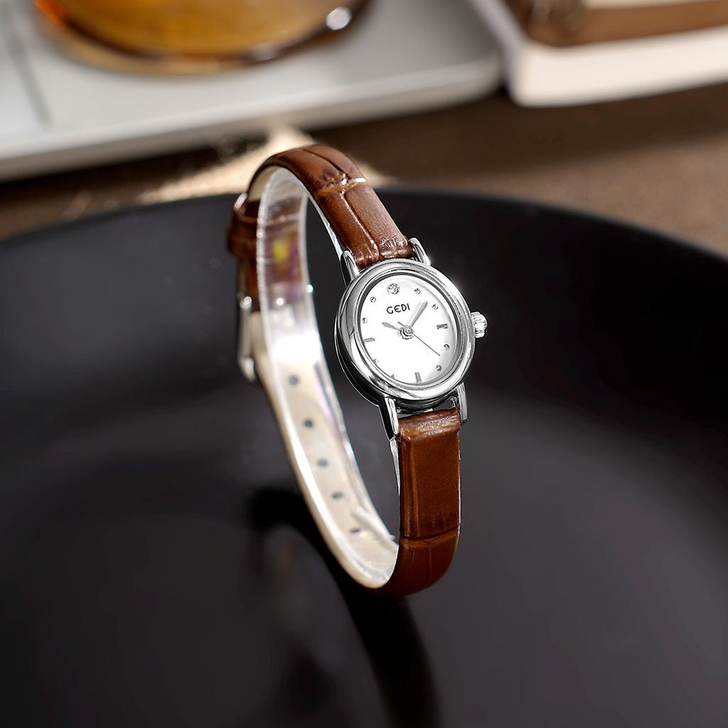 Light Luxury High-End Sense, Small And Exquisite Oval Women'S Watch, Student High-Value Retro Belt Quartz Watch