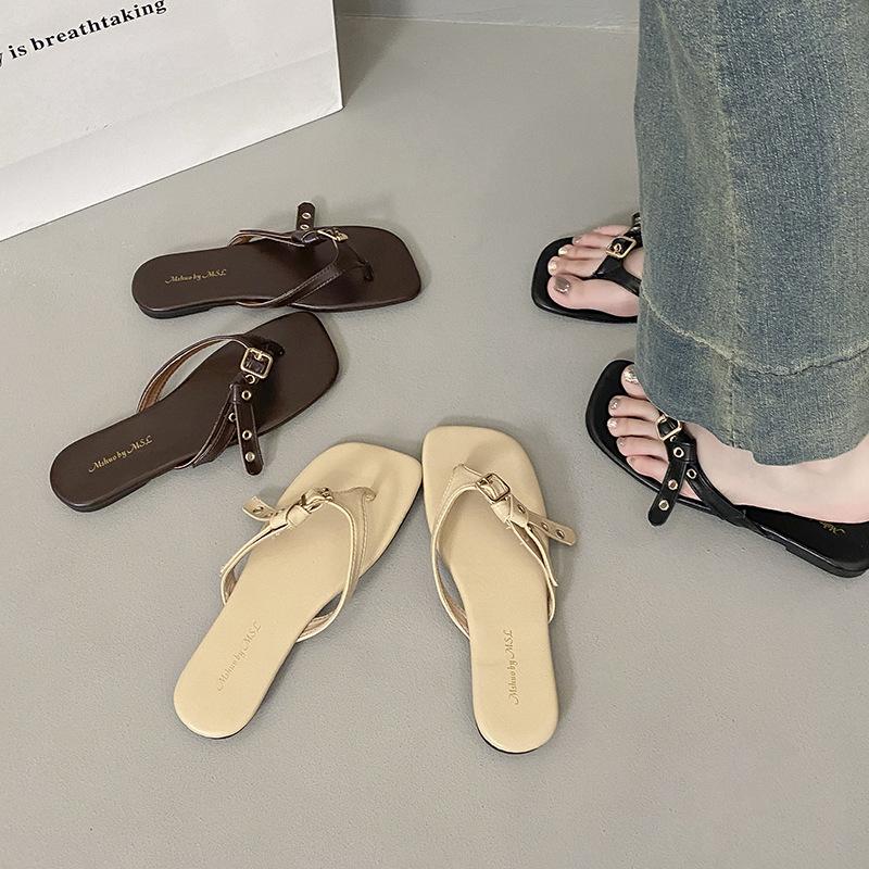 2025 new spring and summer square head flat bottom belt buckle retro pinch foot outer wear holiday sandals flip-flops