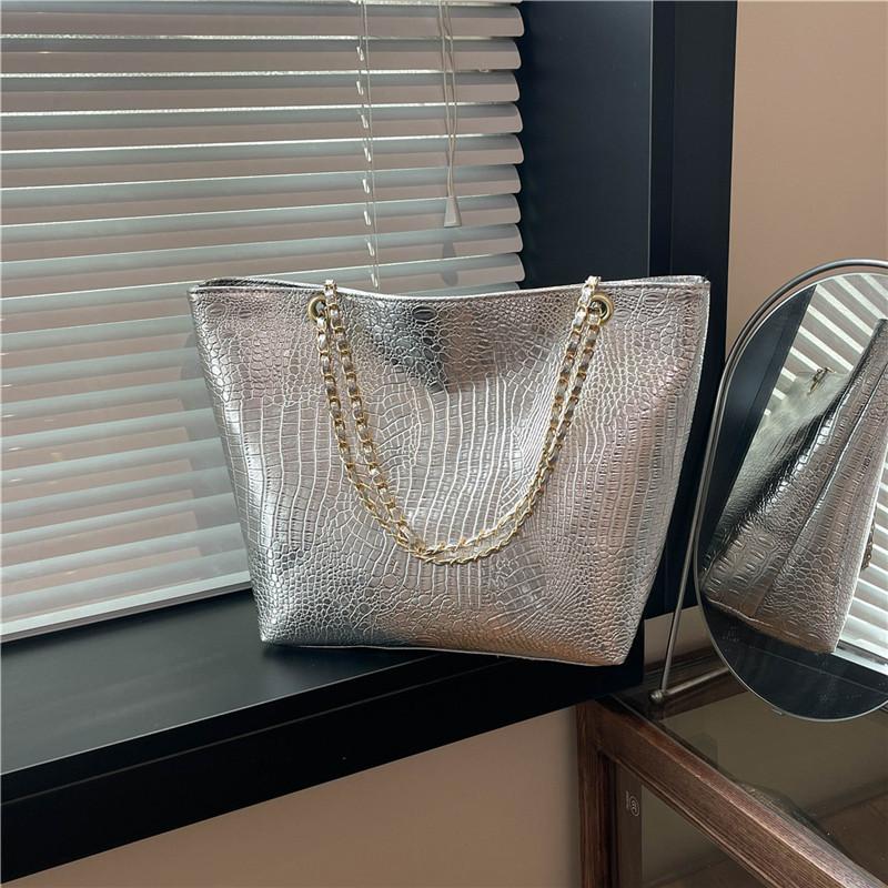 Personalized Fashion, Popular Handbags This Year 2025 New Foreign Style Fashion Atmosphere Commuting Underarm Shoulder Tote Bag