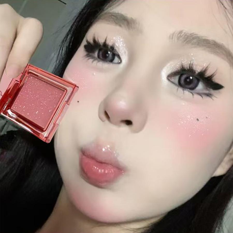 

QMN Зеленый Персиковый Блеск: Прозрачный мерцающий хайлайтер для естественного, нежного сияния.