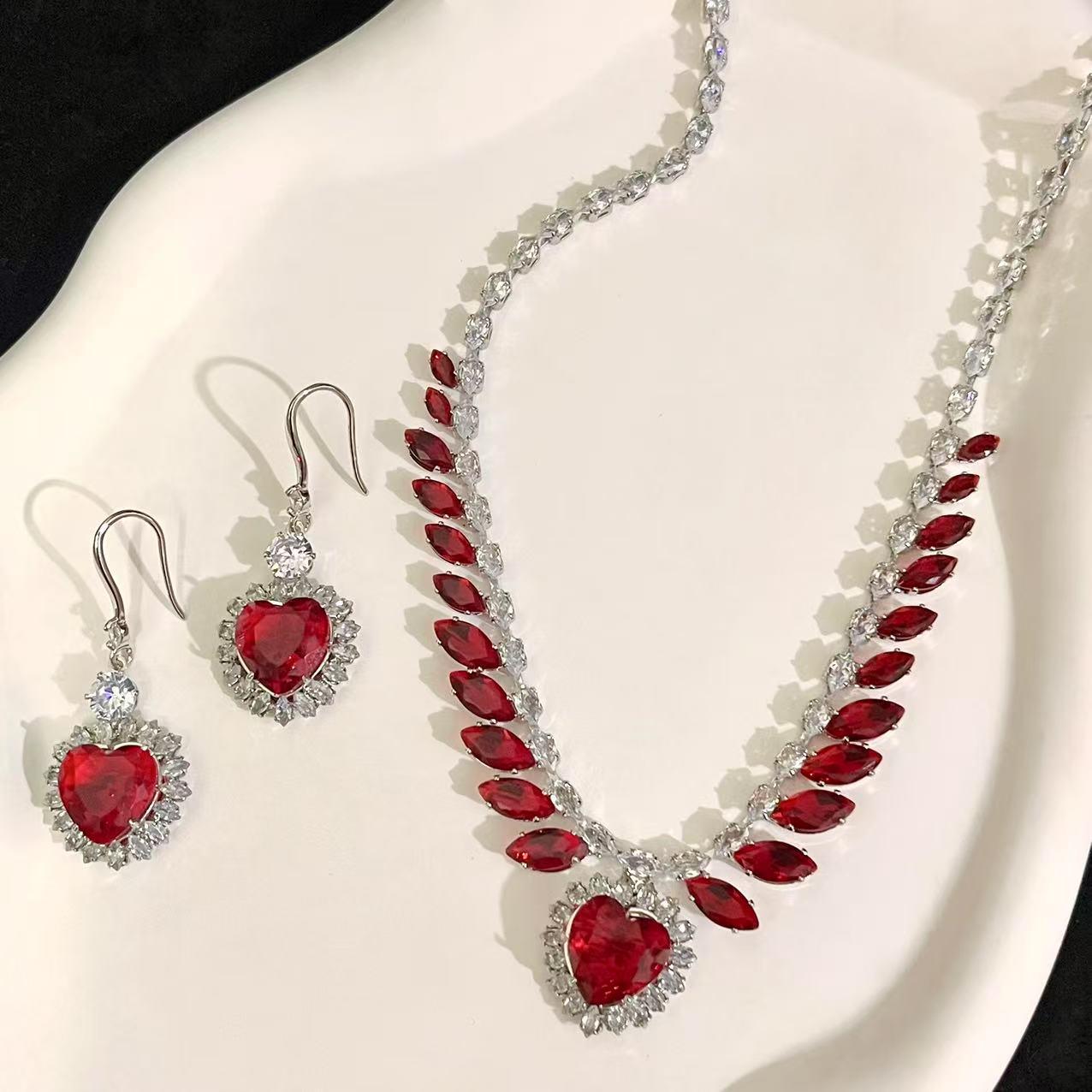 Silver Needle Cubic Zirconia Heart Pendant Necklace & Earrings Set - Exquisite Light Luxury Style