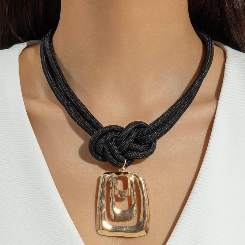 Accessories, knotted leaves, starfish scallops, exaggerated necklaces, simple drawstring pendant necklaces