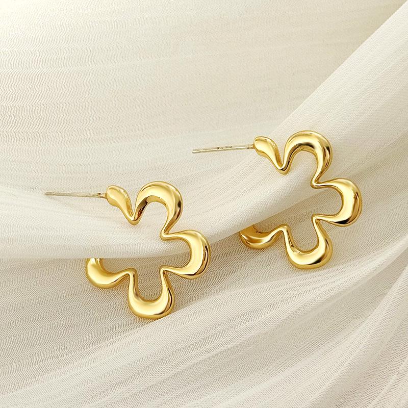 Korean High-End Sweet Flower Earrings with Hollow Design