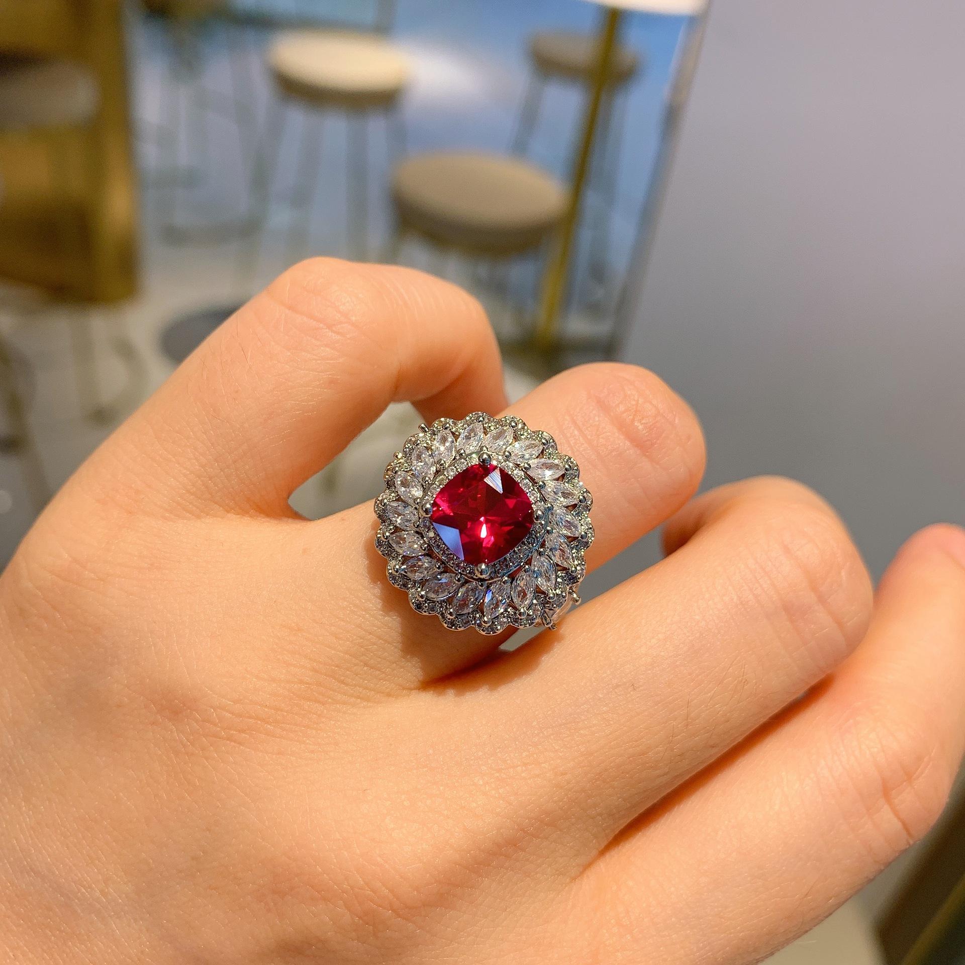 

Ювелирный набор: имитация красного стекла, квадратный, делюкс, инкрустированный, подвеска, серьги, кольцо