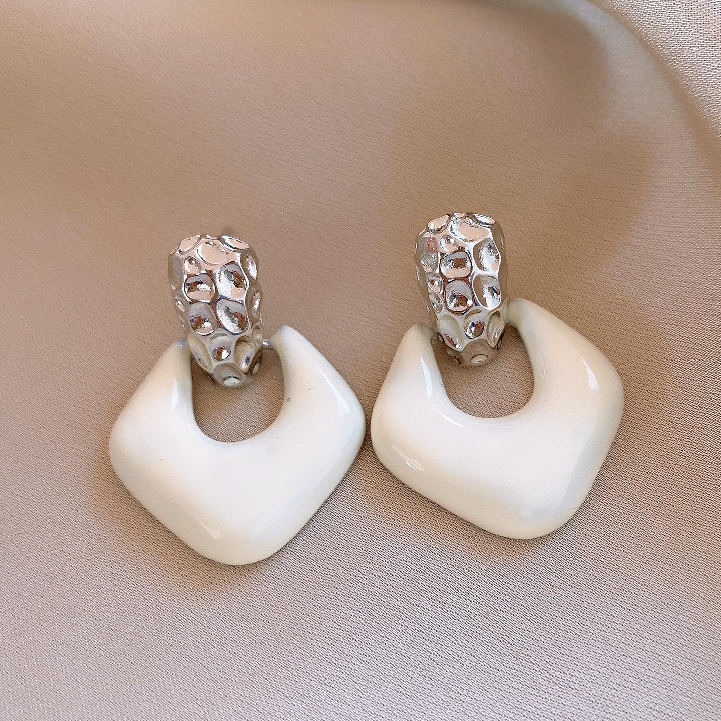 Серебряная игла Французский ретро масляная капля плиссированный ромб полый серьги гвоздики персонализированные серьги женщины