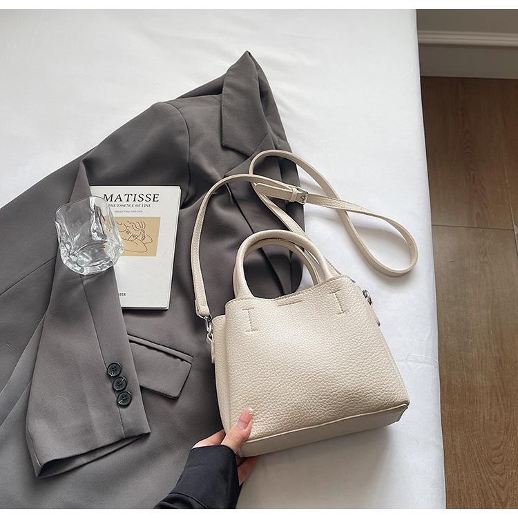 

Stylish and simple portable bucket bag, high-end texture super fire versatile small bag, women s 2025 new shoulder messenger bag