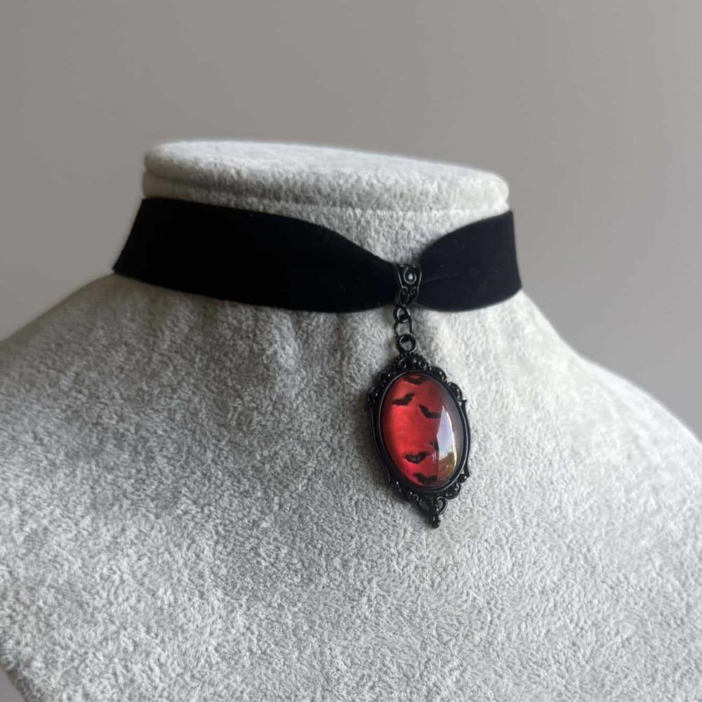 Gothic Geometric Oval Glass Crystal Vampire Bat Pattern Pendant Black Velvet Necklace for Women Halloween Party Jewelry Gifts