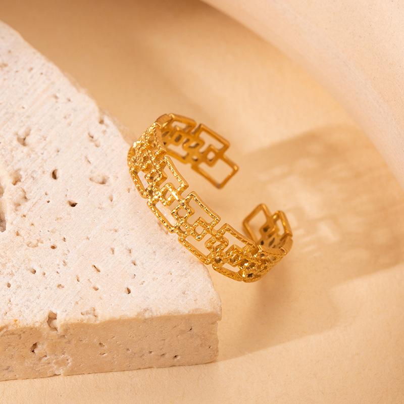 

Модное нишевое кольцо из титановой стали, высококачественное металлическое, не тускнеющее, для женщин, с преувеличенным дизайном и регулируемым отверстием для аксессуаров