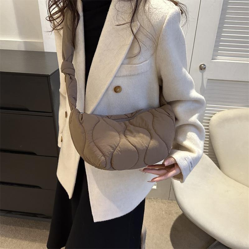 Tide Bag Women's New Niche Design Shoulder Messenger Bag Down Bag Large Capacity Embroidery Thread Dumpling Bag