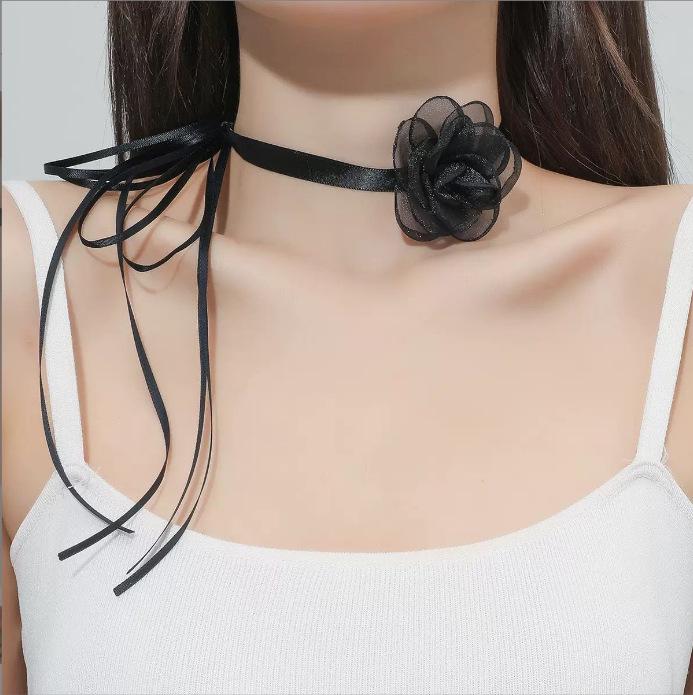 Rose Pearl Choker Necklace: Elegant Light Luxury Clavicle Chain for Women