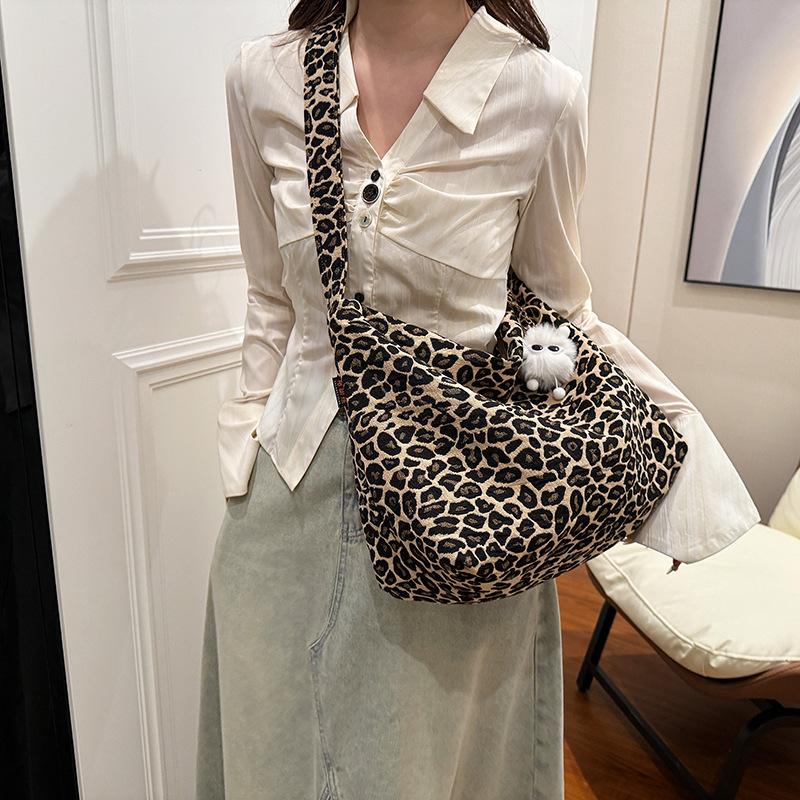 Leopardenmuster Canvas Umhängetasche Damen 2025 neue trendige Schultertasche große Kapazität Pendlertasche Unterricht Tragetasche
