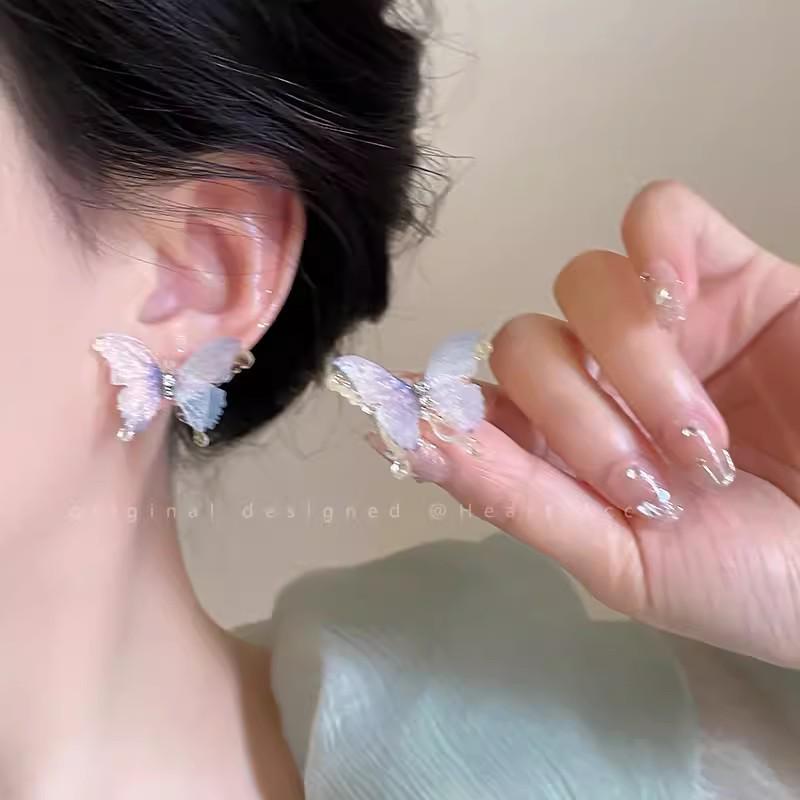 

Серьги-бабочки с цирконом: Роскошь, универсальность, тренд сезона осень/зима