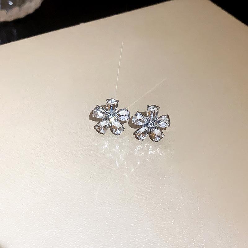 Diamond Heart Flower Silver Needle Earrings: European & American Fashion Square Studs – Niche Commute Style