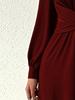 Tuta elegante da donna con scollo a V, maniche lunghe e vita incrociata