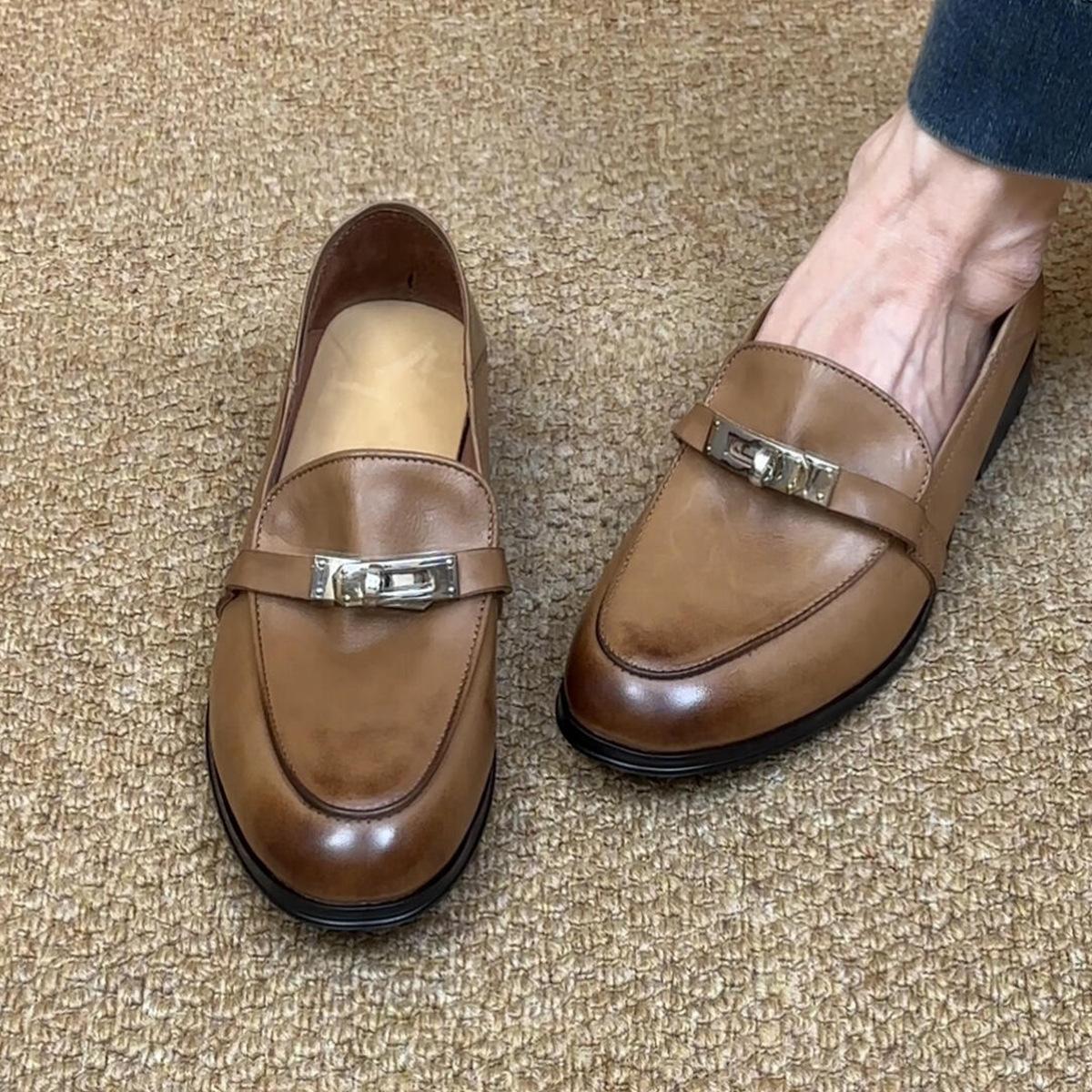 

Sheepskin version~ retro metal lock loafers, single shoes, women s round head, genuine leather polished and pedal, flat-soled small leather shoes. 40