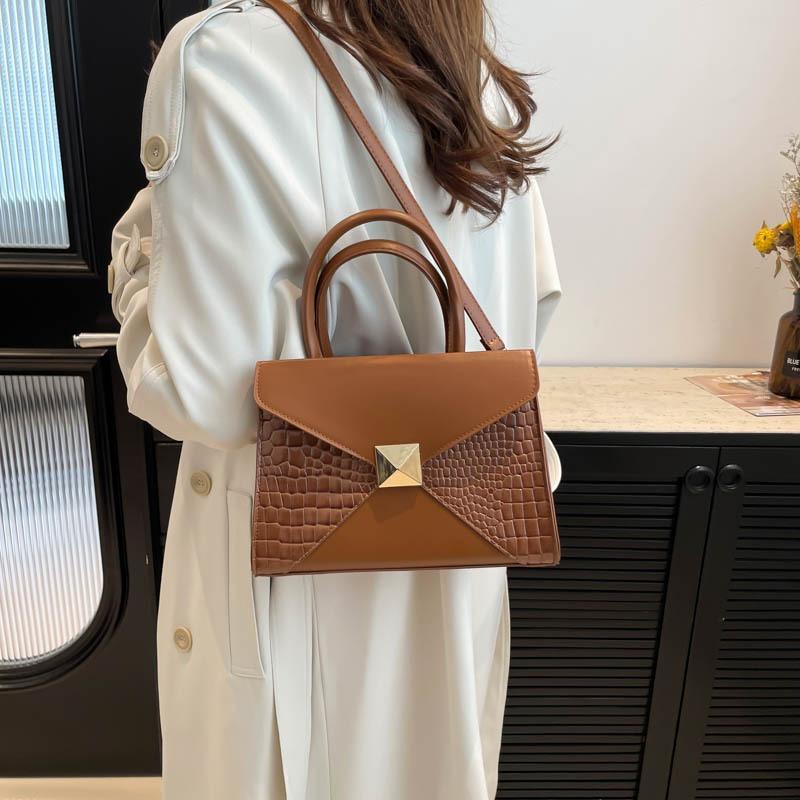 

Niche trend handbag new fashion simple shoulder bag casual commuter messenger bag small square bag коричневий