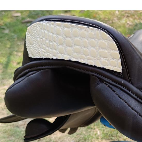 Leather Jumping Double Flap Saddle with Changeable Gullets – Elegant Cantle Design