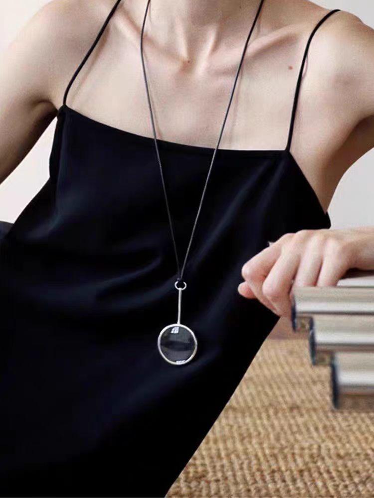 Dámský náhrdelník s přívěskem zvětšovací sklo v blogger stylu na dlouhé kožené šňůrce - Unikátní, luxusní doplněk