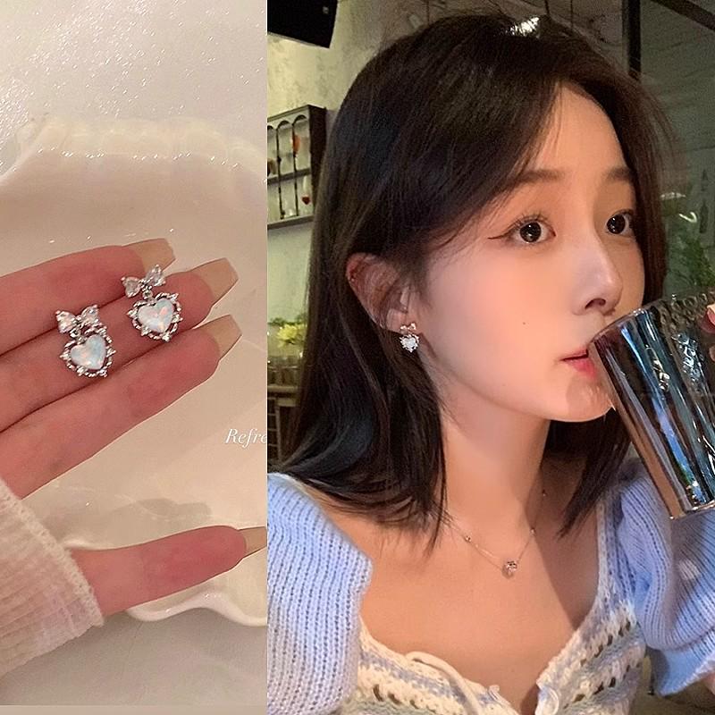 

Korean-Style Cute Zircon Bow Earrings: Light Luxury, High-End Design with Gentle Heart Charm