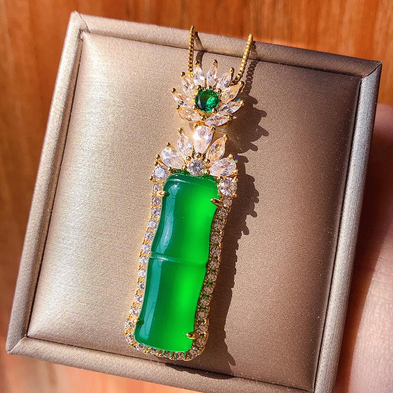 

Ювелирные изделия Медное основание Позолоченный Инкрустированный Жадеитом Зеленый Золотой Кулон С аннотацией Независимо от бренда Ожерелье Жадеитовый Кулон