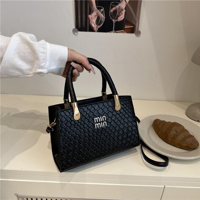

Simple solid color texture versatile small square bag women s summer new personality temperament commuting fashion light luxury messenger bag чёрный