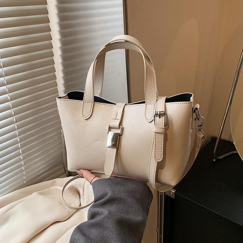 Today's popular bags are women's new simple and versatile textured messenger bags, commuter portable bucket bags.