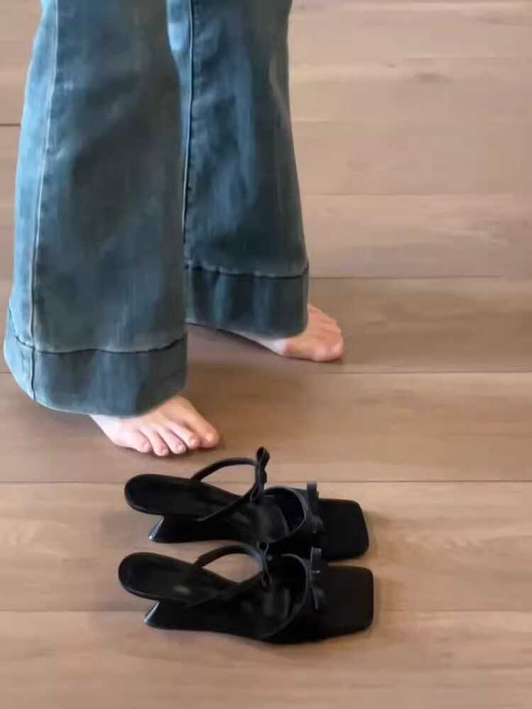 

Сандалии женские с французским бантом на квадратной танкетке 2025 года, летняя новинка, фея с юбкой, слово на высоком каблуке, для улицы 40 чёрный