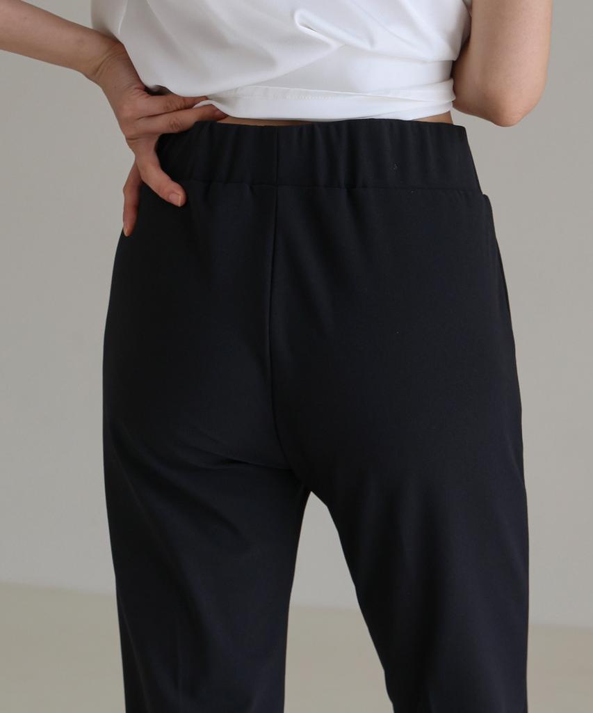 UMBRELLA ON THE GO Women'S Signature Legacy Black Capri Pants